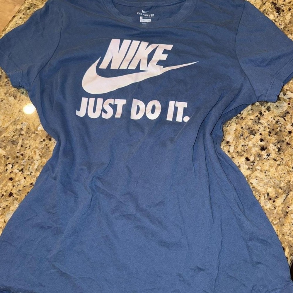 Classic Nike gym tee Dri-FIT Size Medium Womens